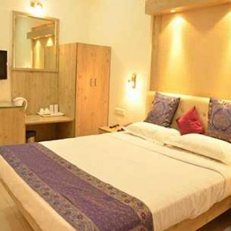 Rass Hotel Канпур Экстерьер фото