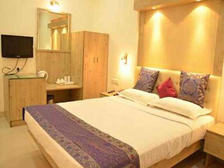 Rass Hotel Канпур Экстерьер фото