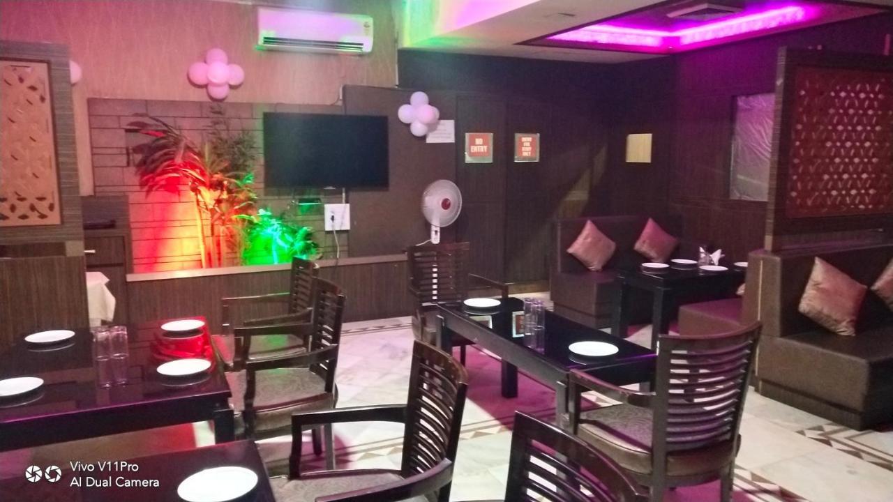 Rass Hotel Канпур Экстерьер фото