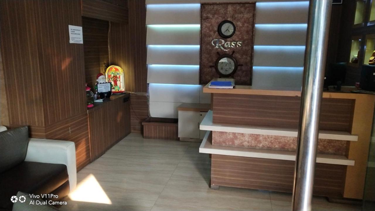 Rass Hotel Канпур Экстерьер фото